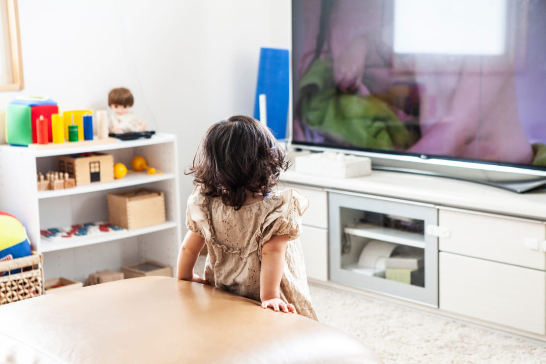 テレビを見る子ども